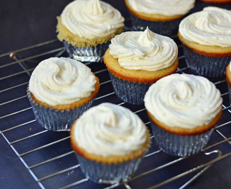 Vanilla Cupcakes with Vanilla Buttercream Frosting and Meeting Martha ...
