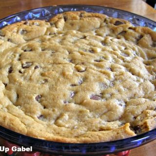 Chocolate Chip Peanut Butter Cookie Pie - Growing Up Gabel @thegabels #recipe