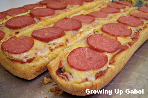 Garlic Bread Pizza - Growing Up Gabel @thegabels