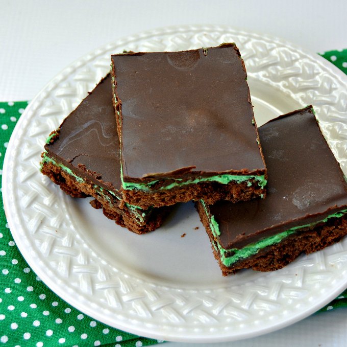 Looking for an easy dessert recipe? This chocolate mint brownie recipe looks fancy, but it's an easy layered mint dessert!