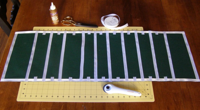 No Sew Football Table Runner from Growing Up Gabel @thegabels #crafts #SuperBowl