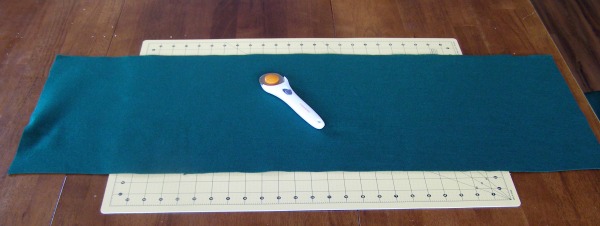 No Sew Football Table Runner from Growing Up Gabel @thegabels #crafts #SuperBowl