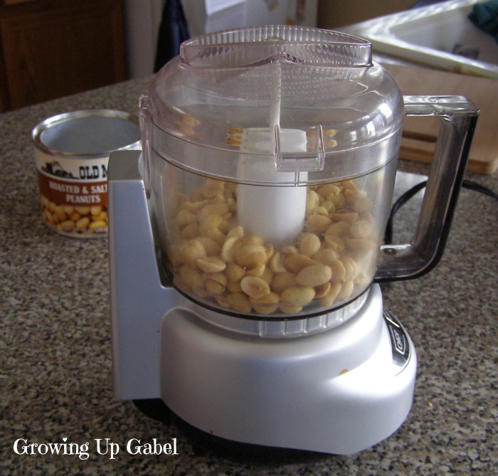 How to Make Homemade Peanut Butter from Growing Up Gabel @thegabels #recipes