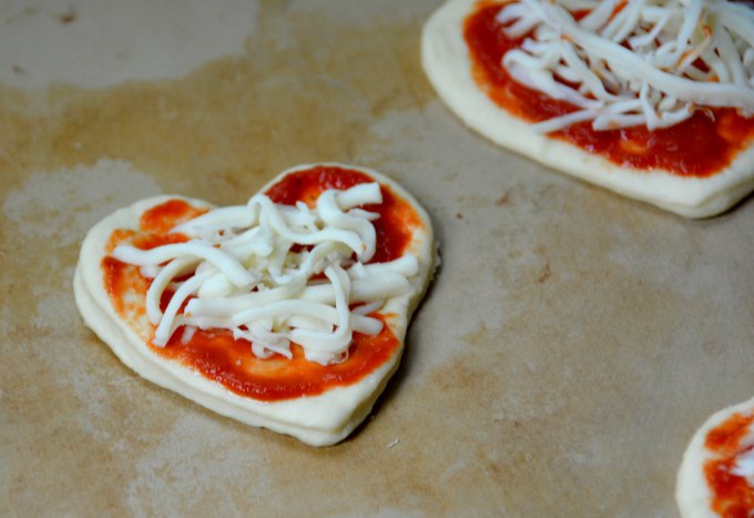 heart-shape-pizza-with-cheese