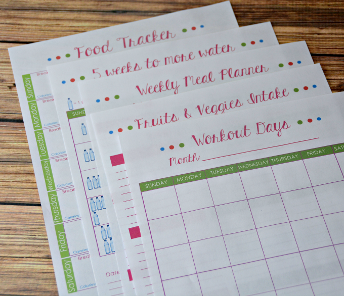 Need help avoiding "hanger"? Print this free fitness and food planner to help plan meals, track food and water, schedule work outs and more! 