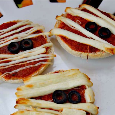 Need a fun Halloween recipe? Make these easy mini mummy pizzas! Perfect for filling tummies before trick or treating.
