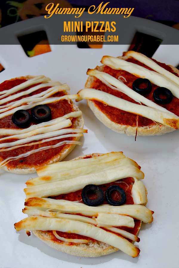 Have fun before trick or treating on Halloween with this fun and easy mummy mini pizzas recipe! Ready in about 15 minutes these pizzas are perfect for filling little tummies before a night collecting candy.