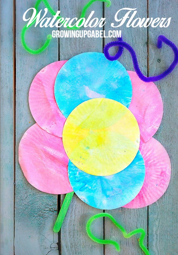 Kids love to paint and they will love this easy kids craft! Paint muffin liners to make pretty flowers perfect for Mother's Day, a friend, neighbor or grandparent. 
