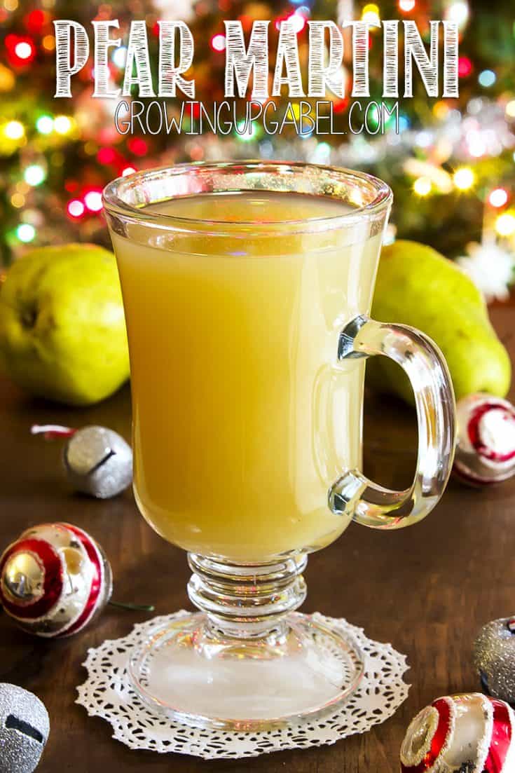 Make a pear martini with only 3 ingredients: vodka, white wine and pear juice. This easy cocktail is perfect for Christmas and New Years!