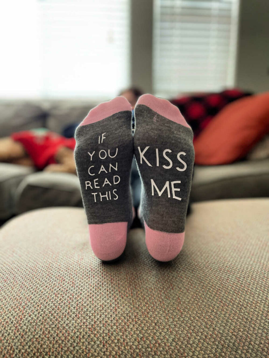 If you can read this kiss me on soles of Valentine's Day socks