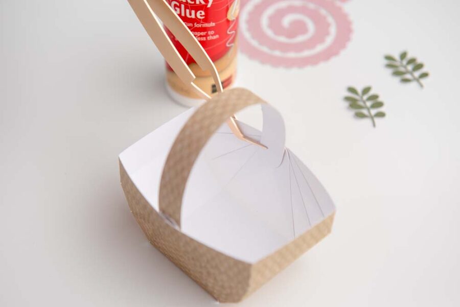 Paper basket with handle on